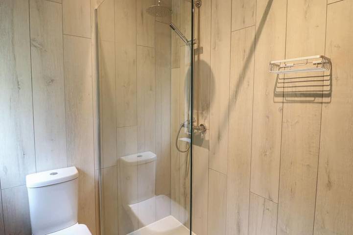 The Hen House, pet friendly, with hot tub in Rugeley in Staffordshire