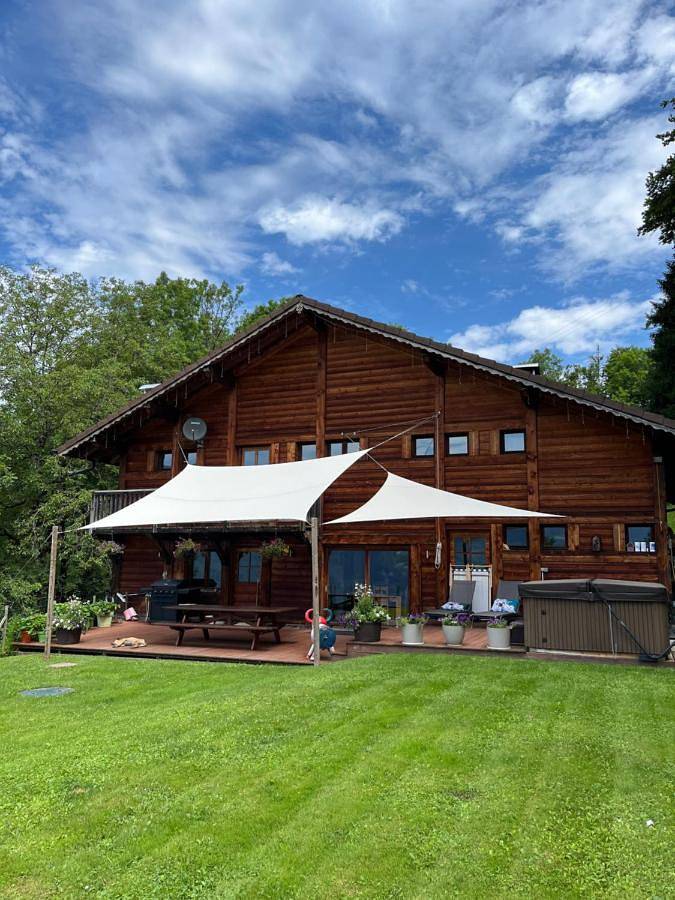 Quadruple Room with Private Bathroom in Châtillon-sur-Cluses, Région de Bonneville