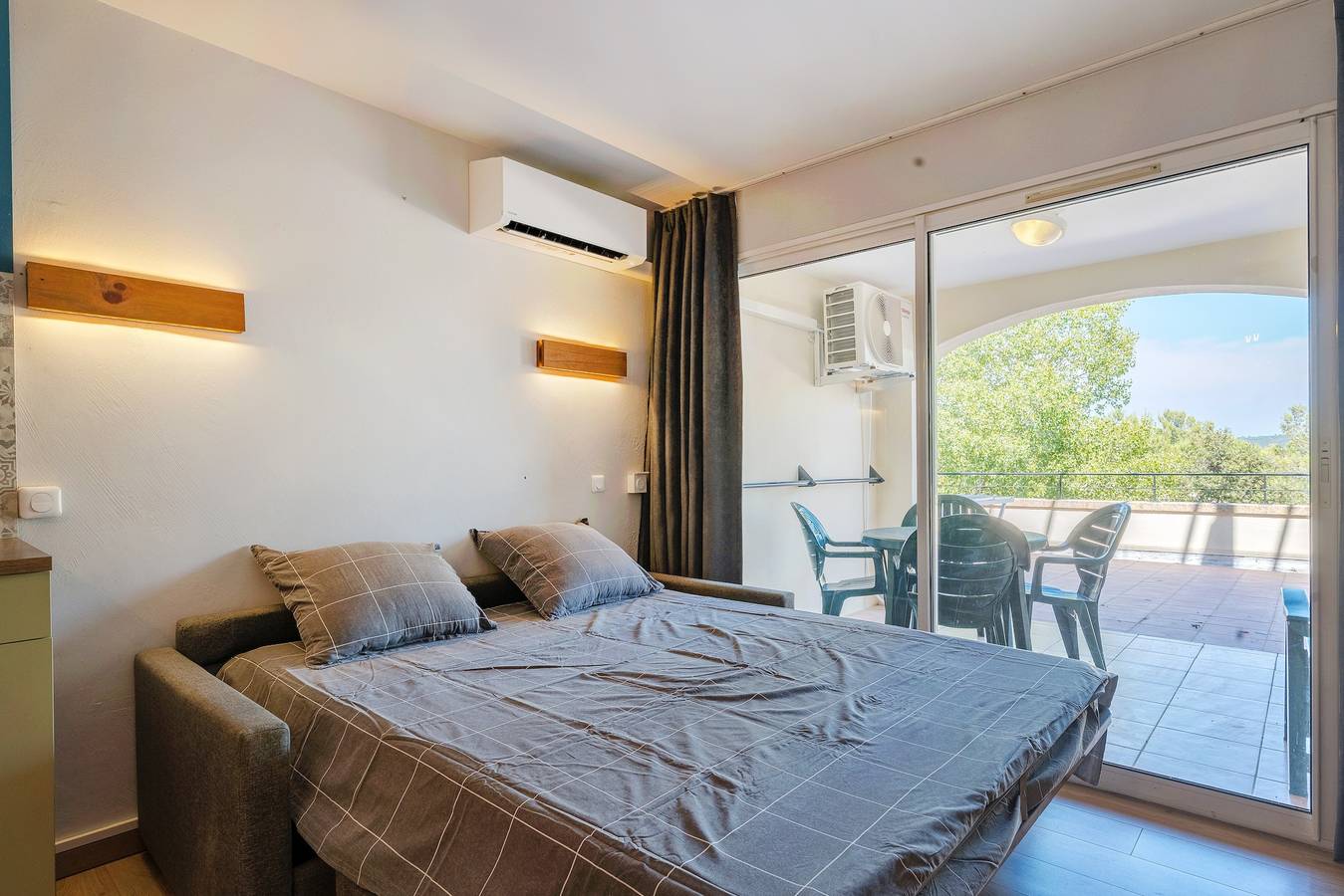 Ganze Wohnung, Apartment „Studio Golf De Pont Royal“ mit Bergblick, Wlan und Klimaanlage in Mallemort, Arles und Umgebung