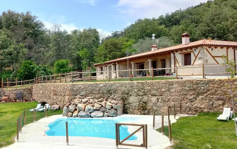 Hotel für 3 Personen, mit Pool und Ausblick sowie Garten - 1