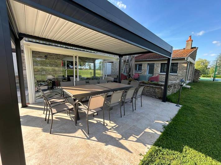 Gîte pour 14 personnes, avec Terrasse et Jardin ainsi que Piscine et Vue à Marmeaux
