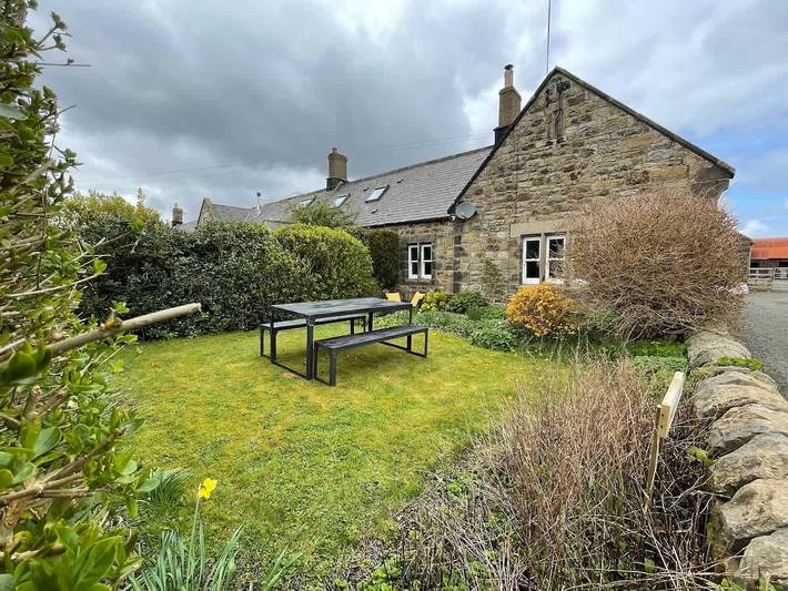 Cosy Shilbottle Cottage: Log Fire, Garden & Parking in Northumberland