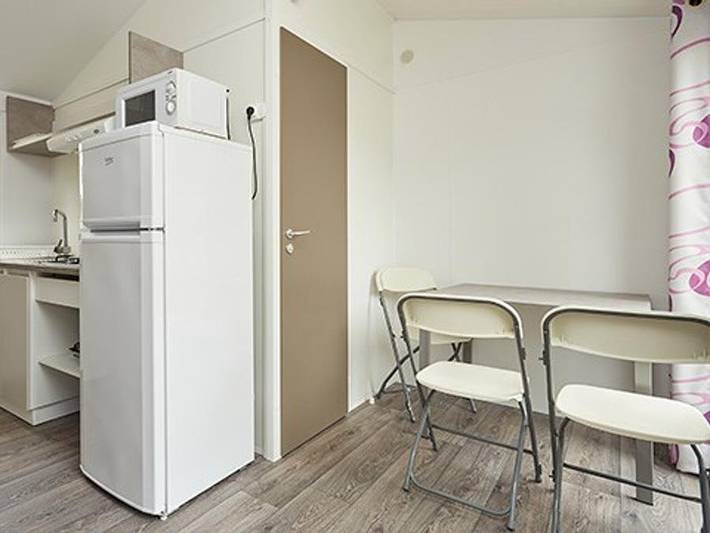 Camping Le Roussillonnais - Mobilhome 2 personnes - Homair mobil-home au Roussillonnais Comfort | 1 Ch. | 2 Pers. | Terrasse surélevée in Côte Vermeille, Argelès-sur-Mer