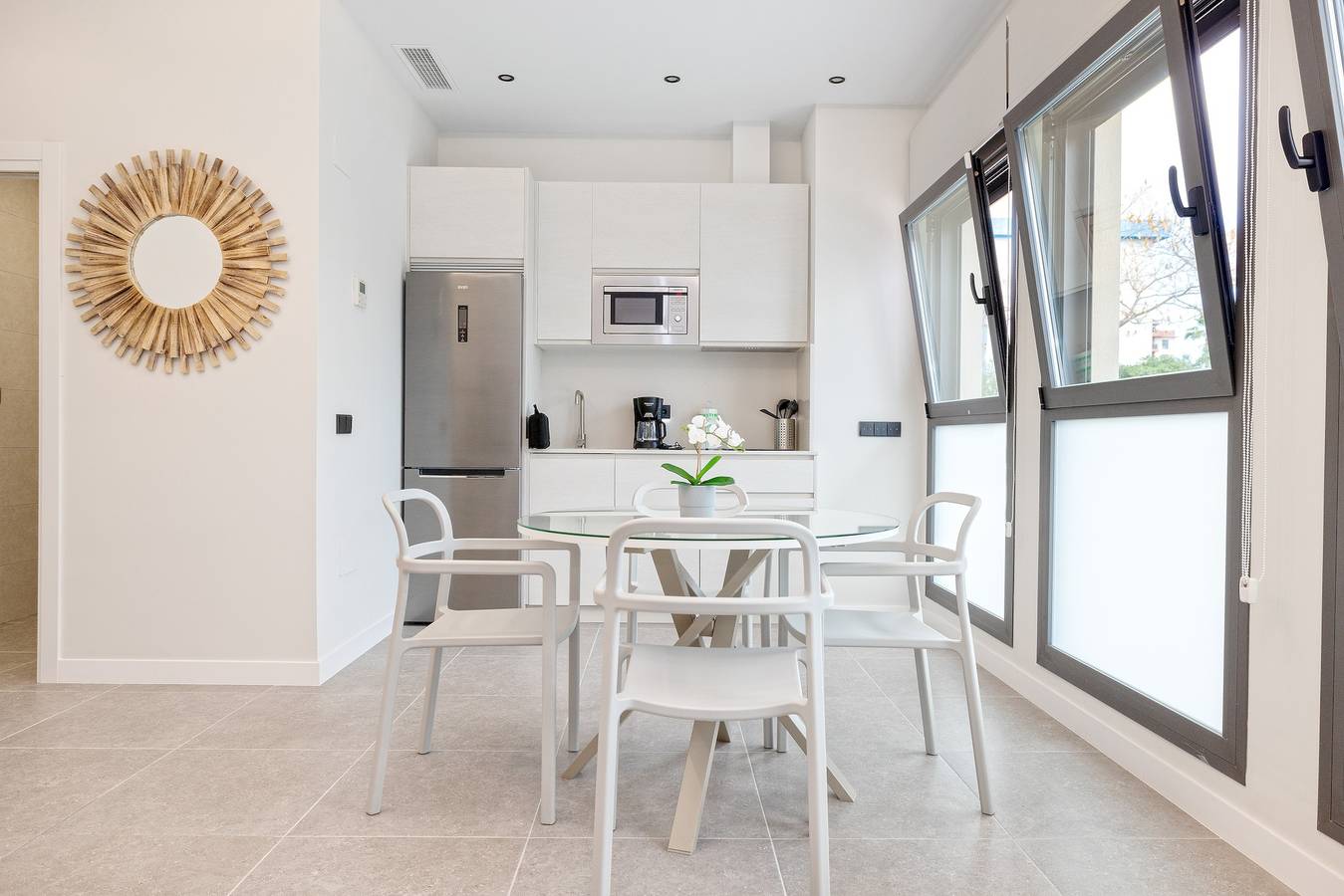 Apartamento inteiro, Apartamento '1 Quarto Selene' com piscina partilhada, Wi-Fi e ar condicionado in Torre del Mar, Costa del Sol