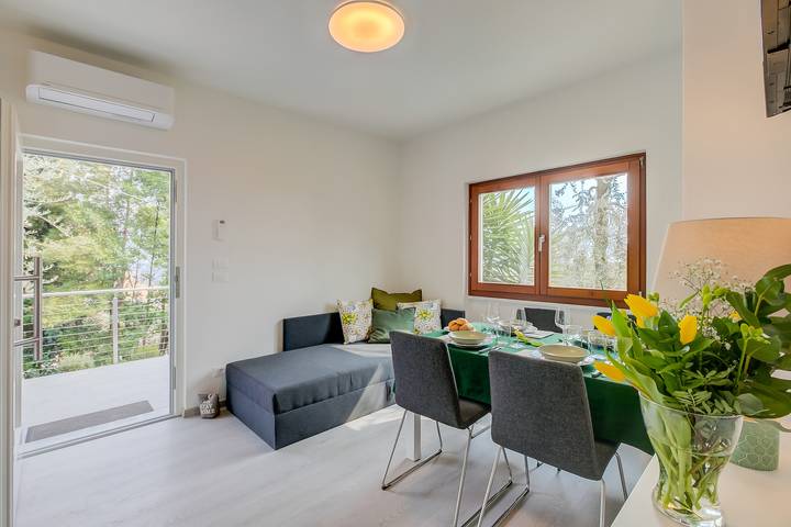 Relais Nanzello Garda Living 1 with Private Garden in Spiaggia Tifù (Limone sul Garda), Gardasee-Berge
