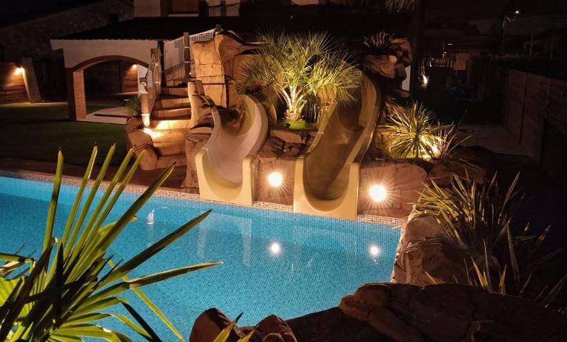 Chalet para 14 personas, con vistas además de jardín y piscina en Bages