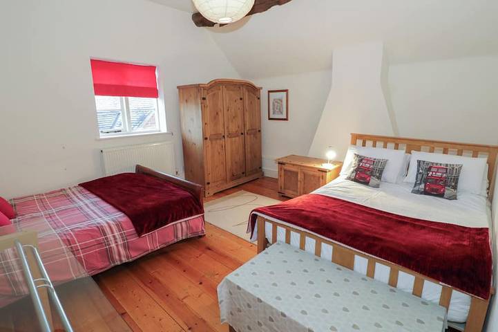 Dunnimere Farmhouse, pet friendly, with open fire in Tamworth in Staffordshire