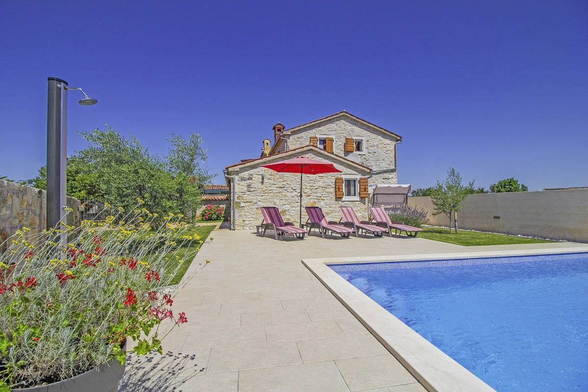 Ferienhaus Dolores * eingezäunter Garten, privater Pool, Grill, Wlan in Peruski, Südküste Istrien
