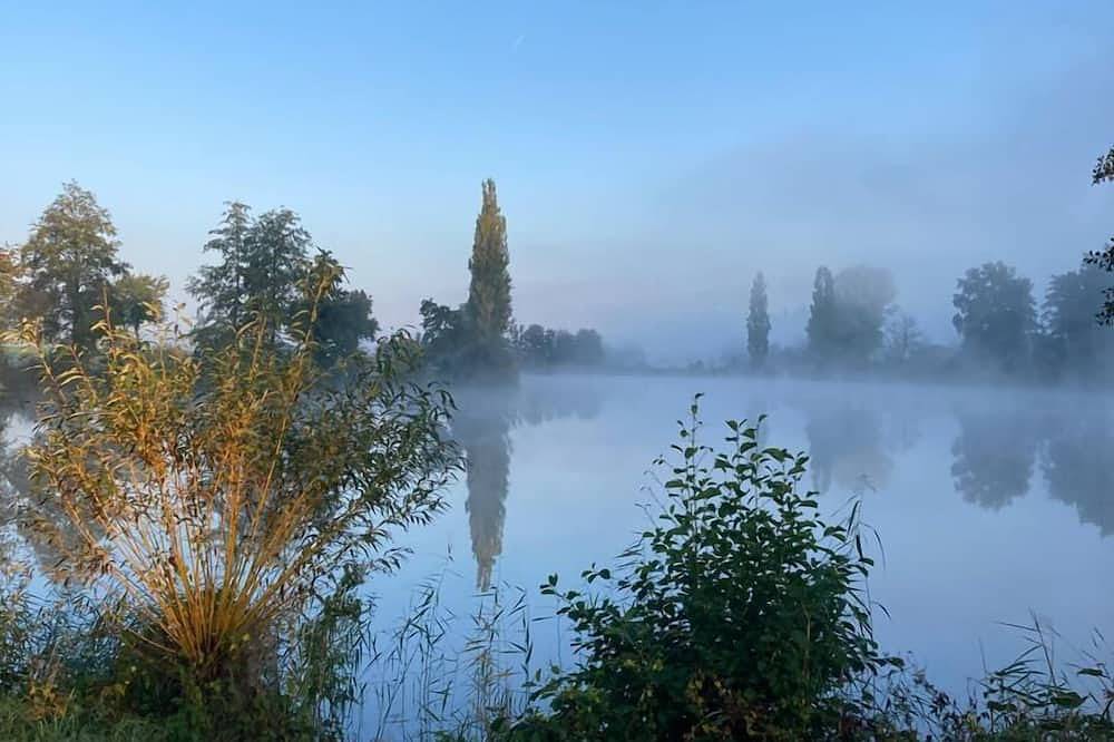 Kubisches freistehendes Ferienhaus mit Blick auf einen Weiher in Kreßberg, Romantische Straße
