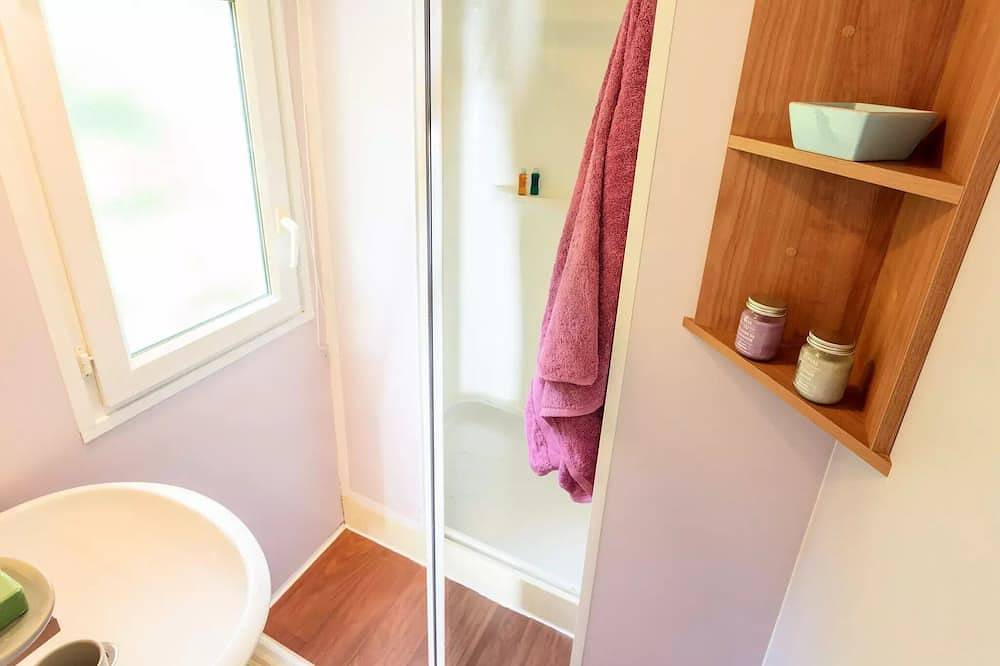 Campsite Le Val de Durance **** - Mobil-home Classic 3 rooms 4 adults + 2 children air-conditioned in Cadenet, Parc naturel régional du Luberon