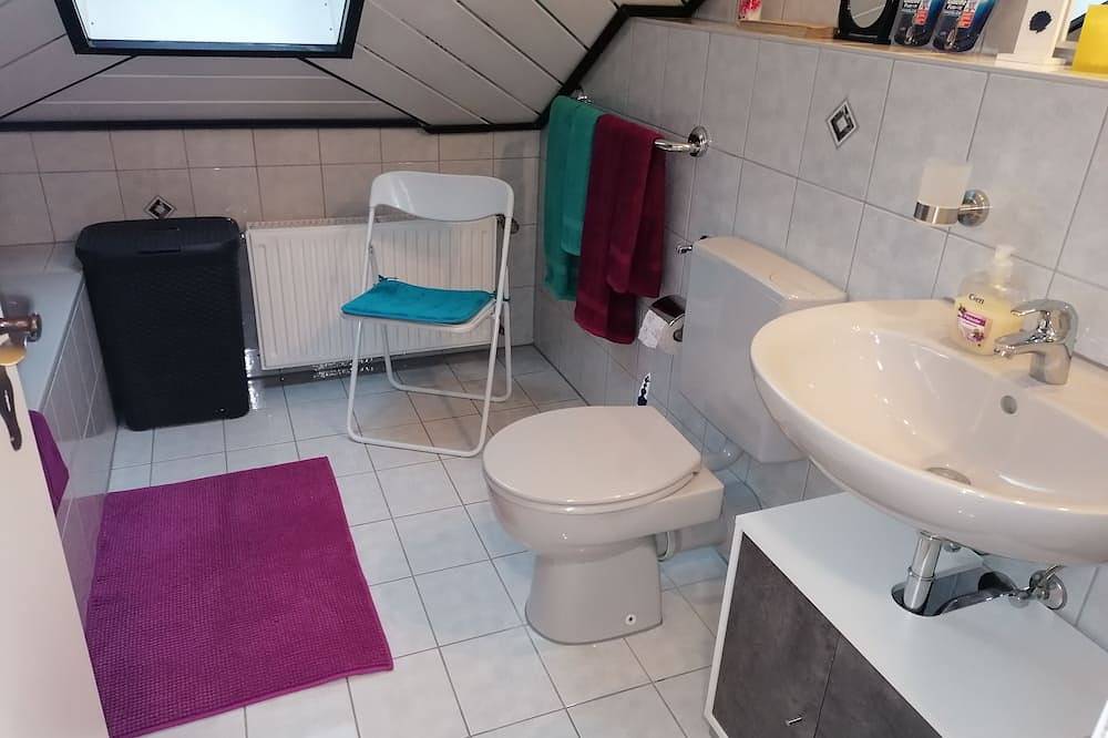Ganze Wohnung, Ferienwohnung mit tollem Ausblick und Wanderwegen direkt vor der Tür in Burladingen, Neckar-Alb
