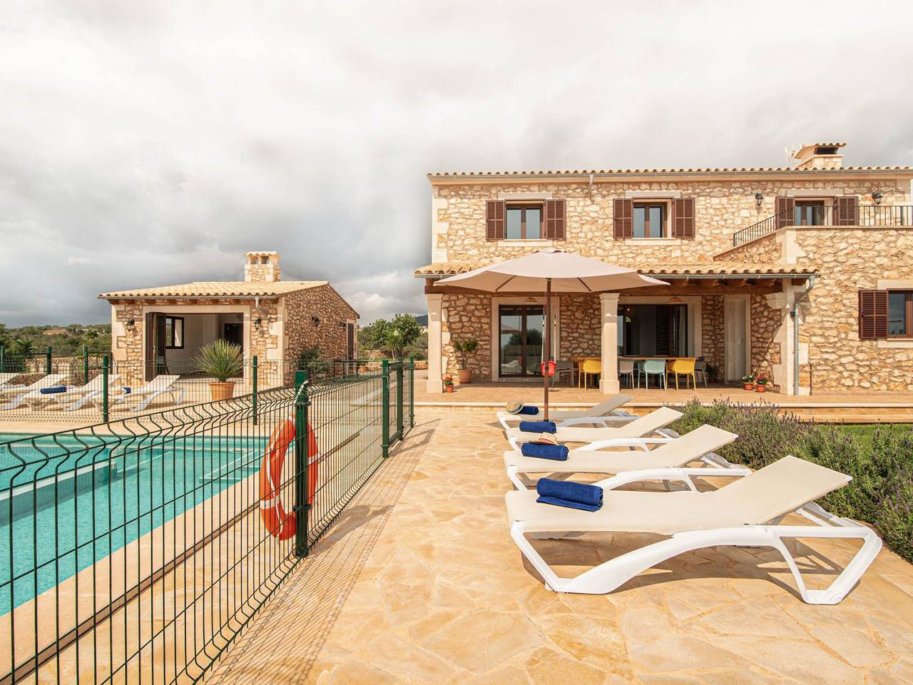 Villa Sa Bassa. Schöne Villa für 10 Personen mit Schwimmbad und Meerblick in Cala d'Or, Santanyí