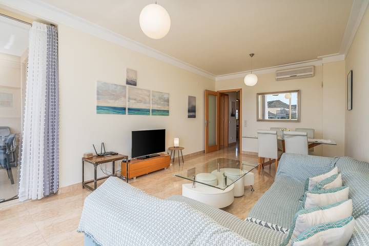 Entire apartment, Apartment 'Brightness Comfort In Burgau' with Sea View, Wi-Fi and Air Conditioning in Praia do Burgau, Luz