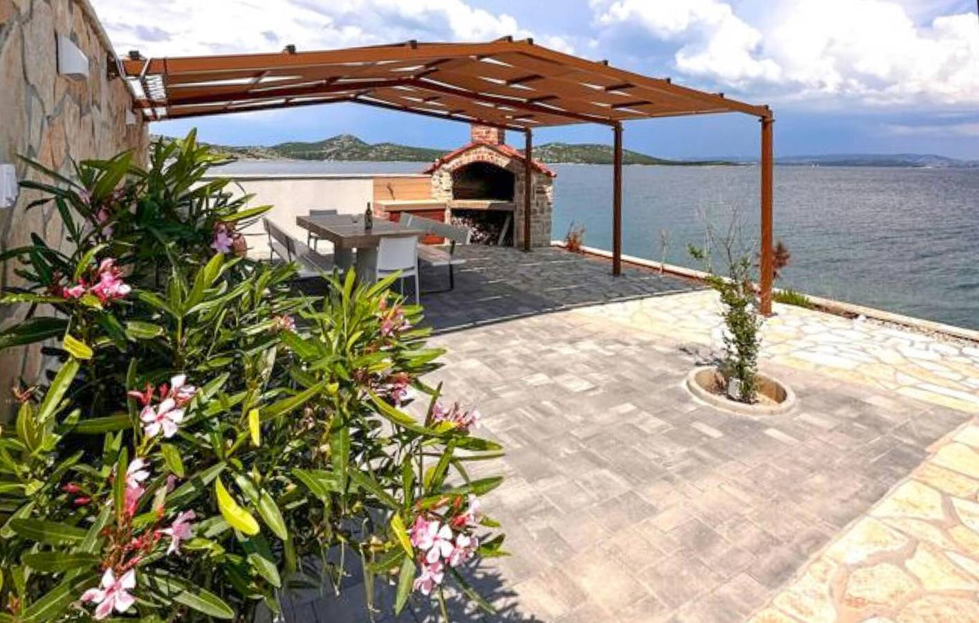 Gemütliche 2-Zimmer-Wohnung mit Pool, Terrasse und WLAN in Küstennähe in Pasman
