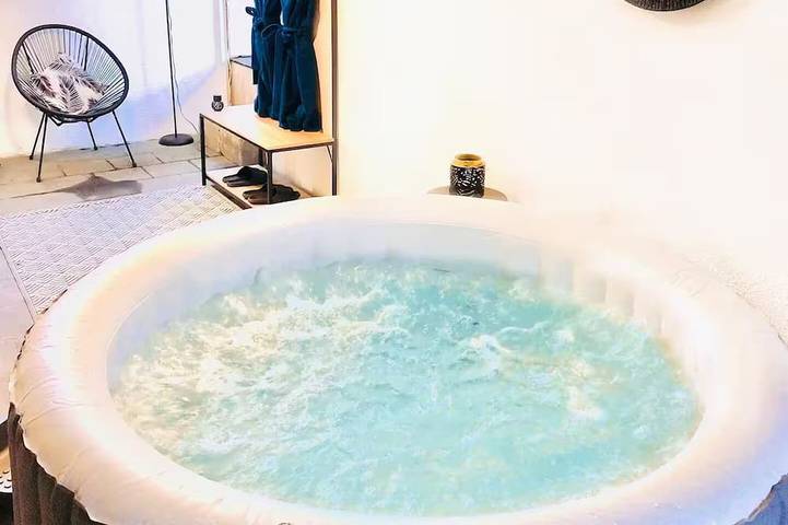 Gîte pour 7 personnes, avec jardin et jacuzzi à Saint-Bonnet-le-Courreau