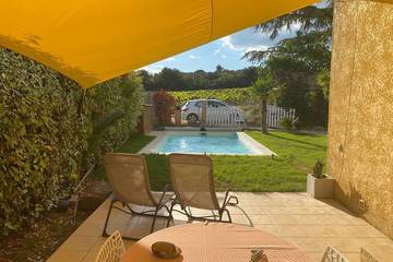 Location de vacances pour 4 personnes, avec terrasse et jardin à Valliguières