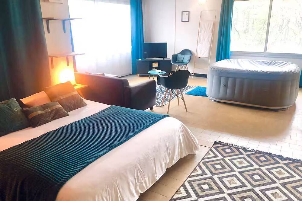 Appartement entier, Aux bulles du Forez (loft avec jacuzzi intérieur privé) in Saint-Bonnet-le-Courreau, Montbrison
