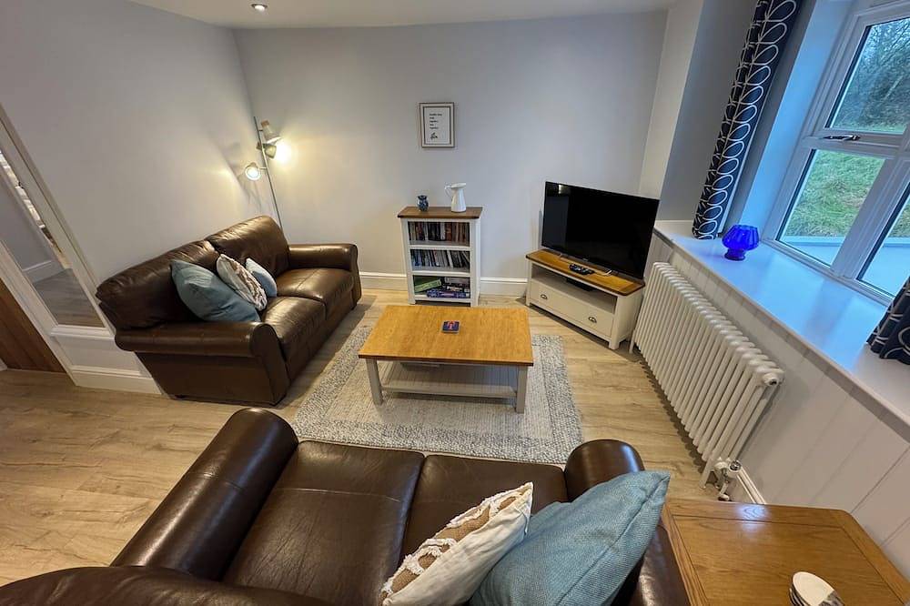 Barafundle cottage, Wynd Hill Hideaway - walk to Coast Path, beach and pub! in Manorbier, Pembrokeshire