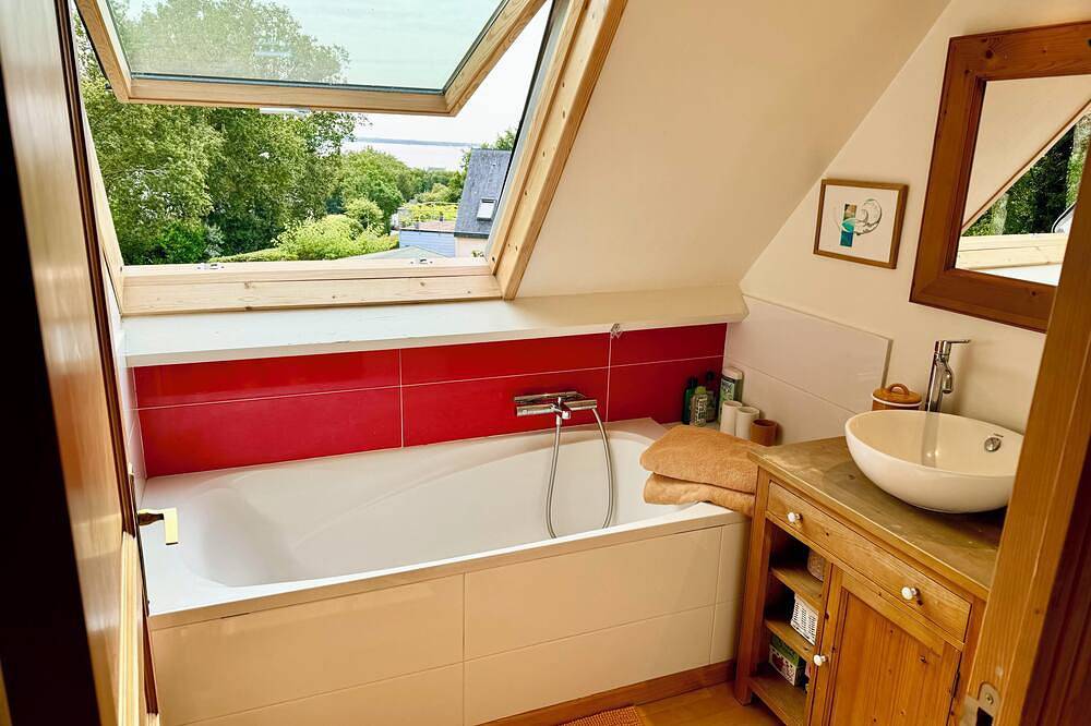 Les oliviers room, quiet and bright in Fouesnant, Côte de Cornouaille