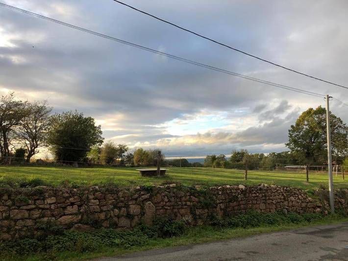 Location de vacances pour 2 personnes, avec jardin ainsi que vue et piscine à Clugnat - 3
