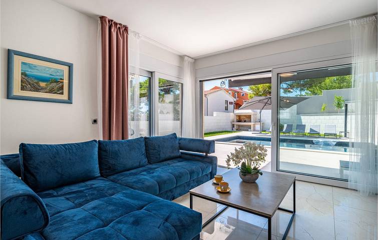Cozy 2-Bedroom Apartment with Heated Pool Near Barbat na Rabu in Barbat na Rabu, Rab