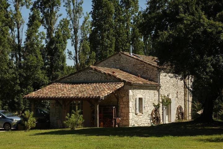 Location de vacances pour 2 personnes, avec Terrasse et Jardin ainsi que Piscine et Vue à Ligueux