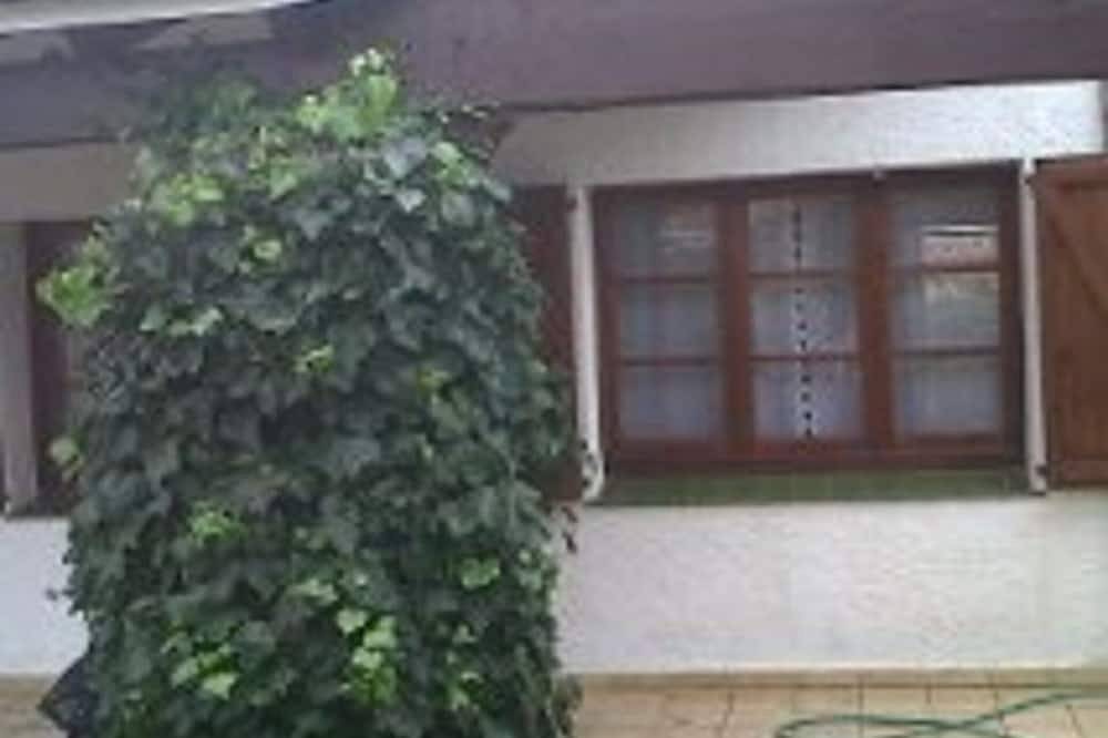 Villa with comfortable and quiet garden near the beach in Creixell, Costa Dorada