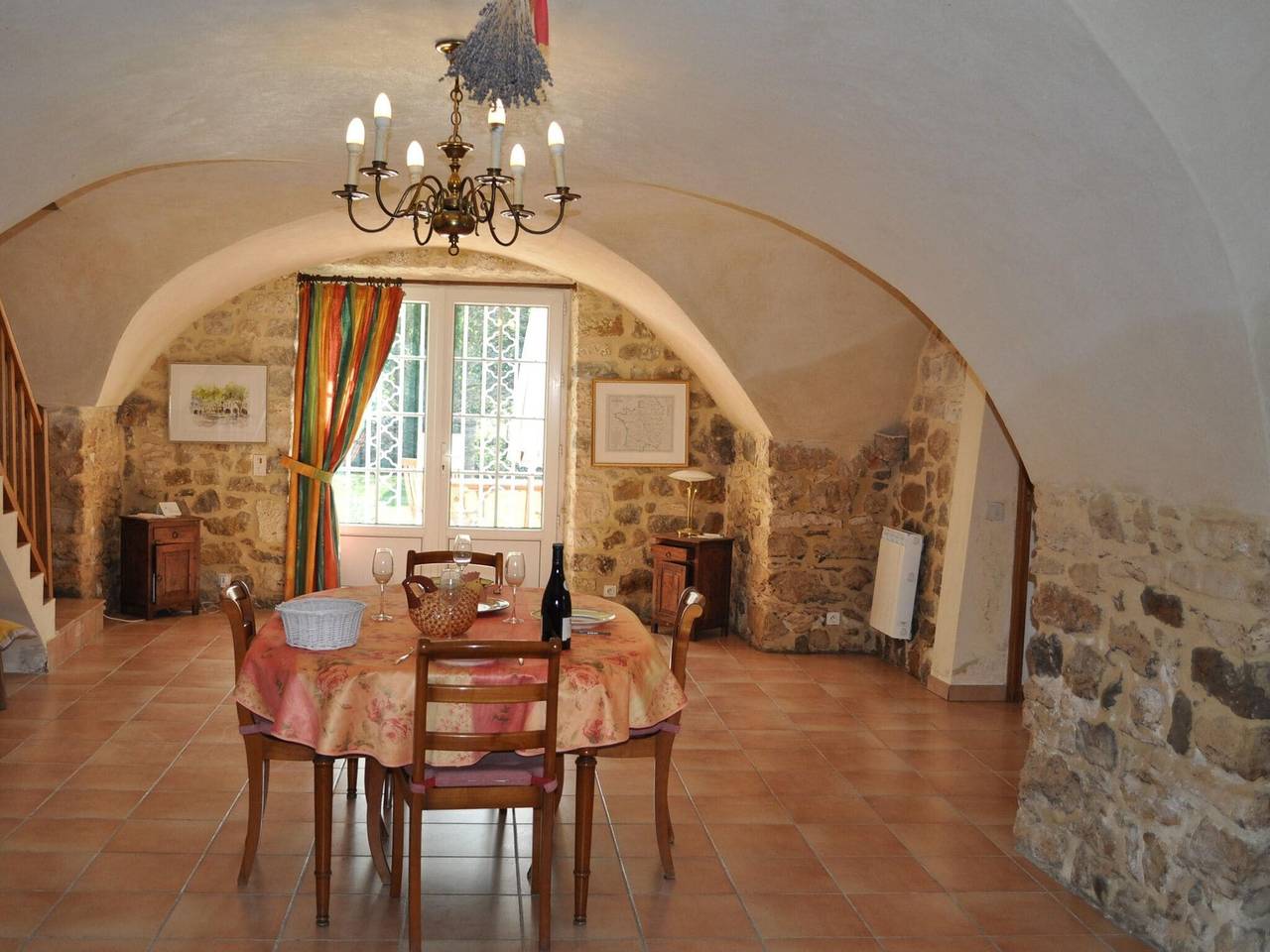 Charmante Maison en Pierre avec Terrasse in Lussan, Région de Nîmes