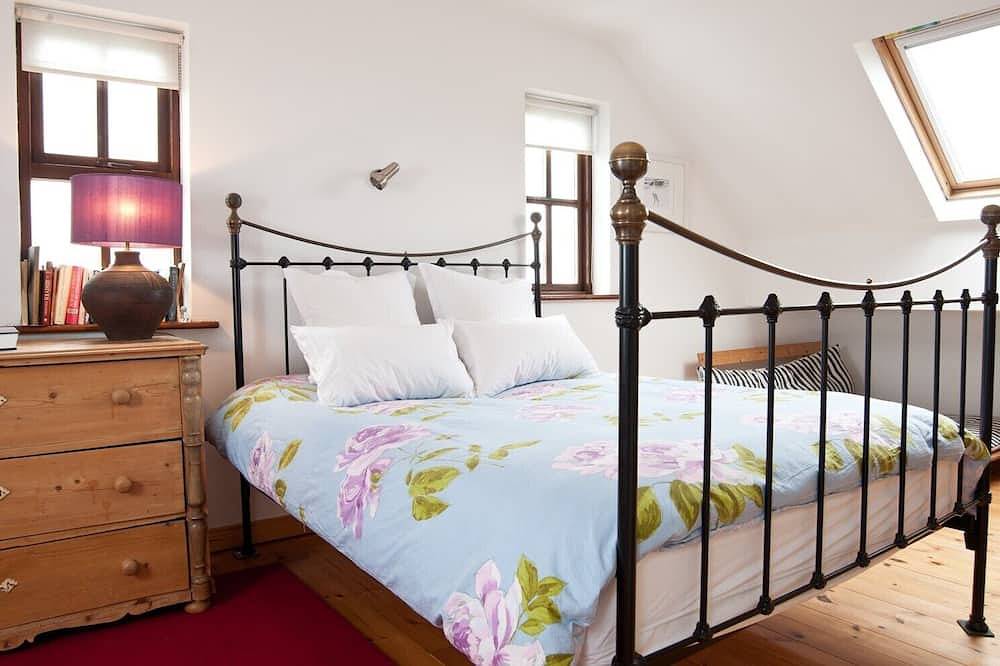Traditional luxury cottage, panoramic sea and mountain views Dunfanaghy in Glenties, County Donegal