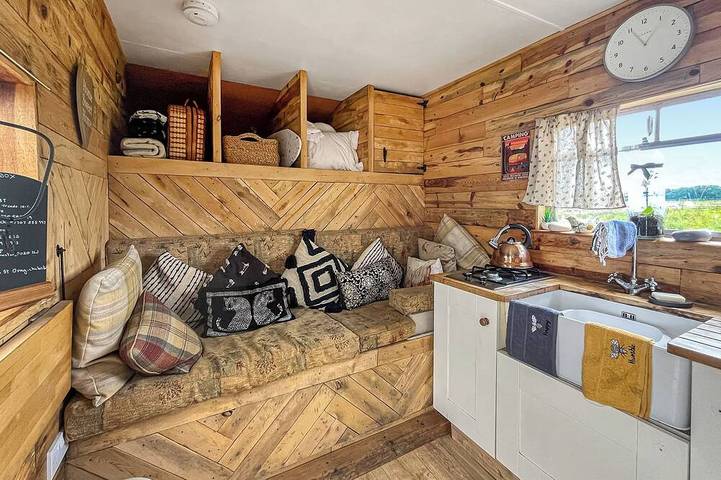 Glamping for 2 people, with garden in South Downs