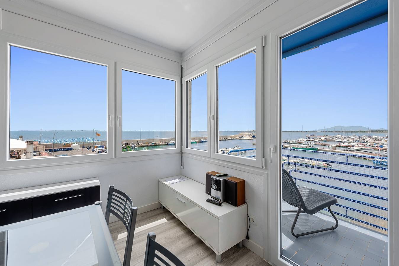 Apartamento entero, Apartamento 'Vora Port' con vistas al mar, Wi-Fi y aire acondicionado in La Ampolla, Costa Dorada