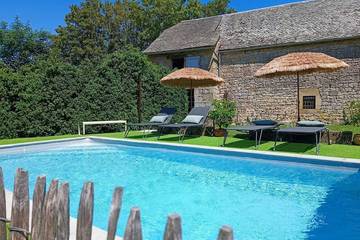 Gîte pour 4 personnes, avec terrasse ainsi que jardin et piscine à Bozouls