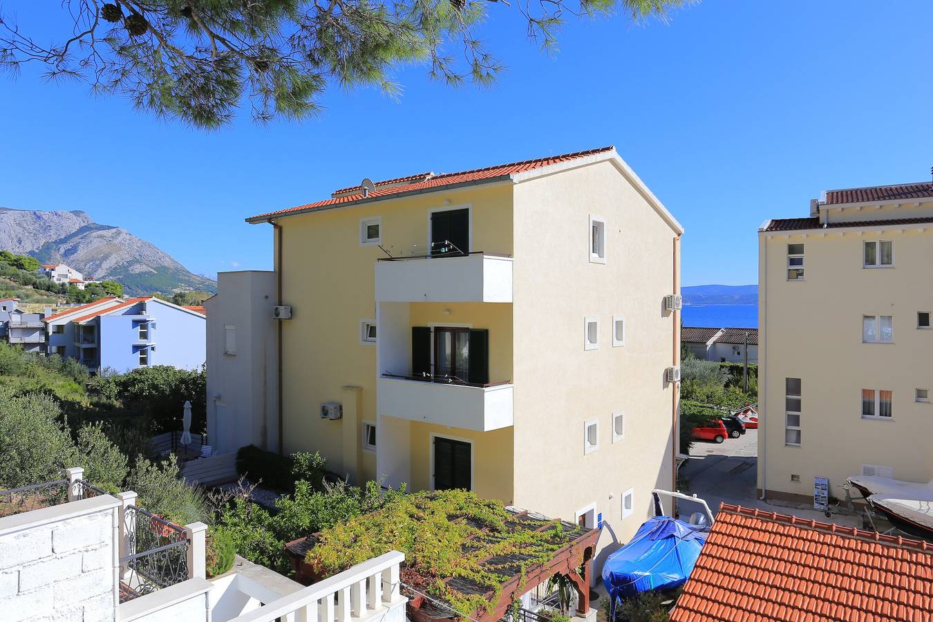 Entire apartment, Three bedroom apartment with terrace and sea view Duće, Omiš A-12687-b in Dugi Rat, Omiš-Riviera