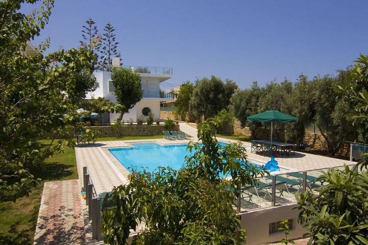 Villa för 14 Personer, med barnpool och trädgård i Chania