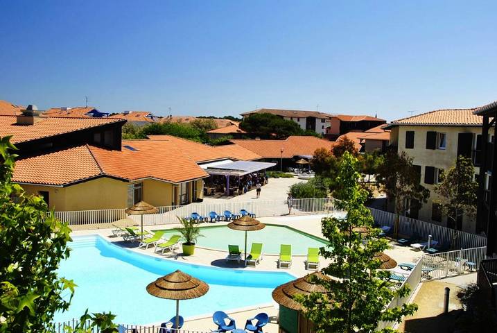 Parc de vacances pour 2 personnes, avec Terrasse et Jardin ainsi que Bassin pour enfant et Piscine dans les Landes