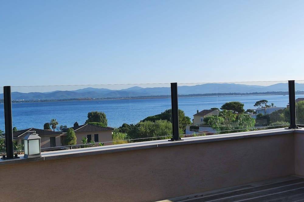 Contemporary villa with sea view in La Madrague, Hyeres