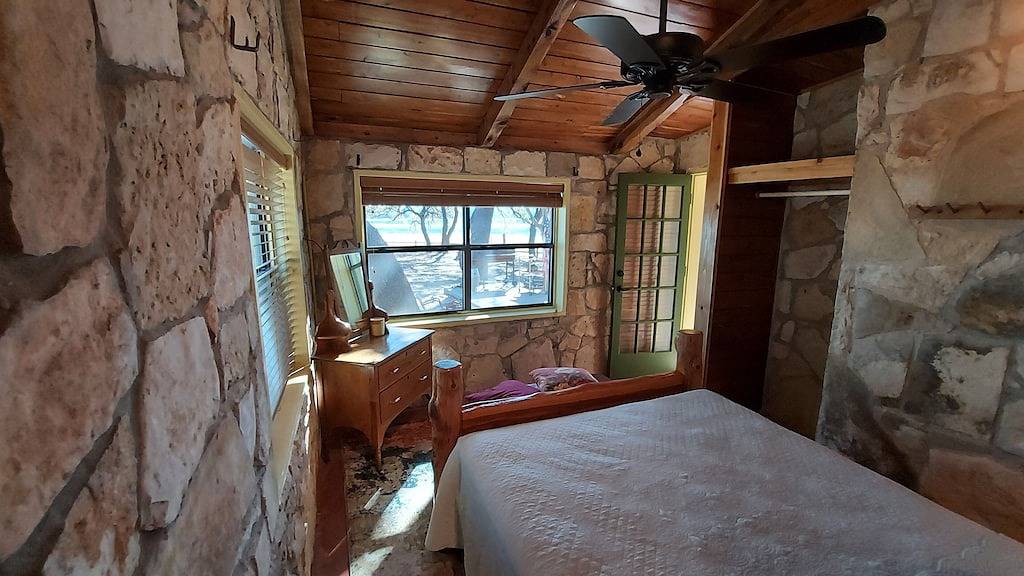Cozy, private waterfront stone cabin on the north shore of Lake Travis in Lago Vista, Lake Travis