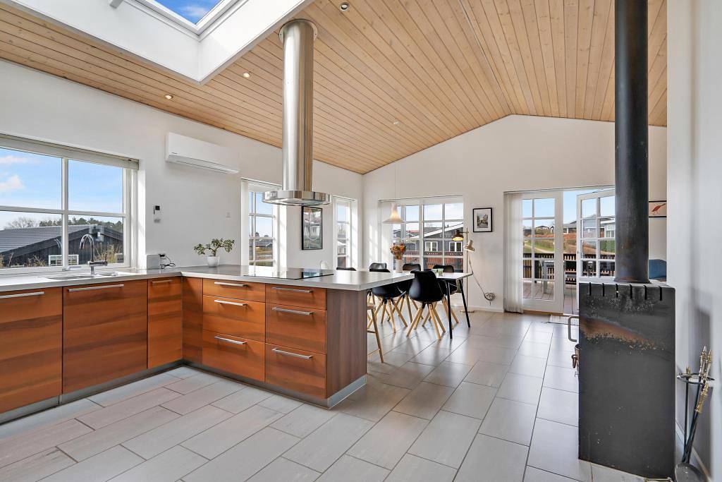 Stilvolles Ferienhaus an der Følle Strand mit Meerblick und großen Terrassen in Følle Strand, Süddjursland