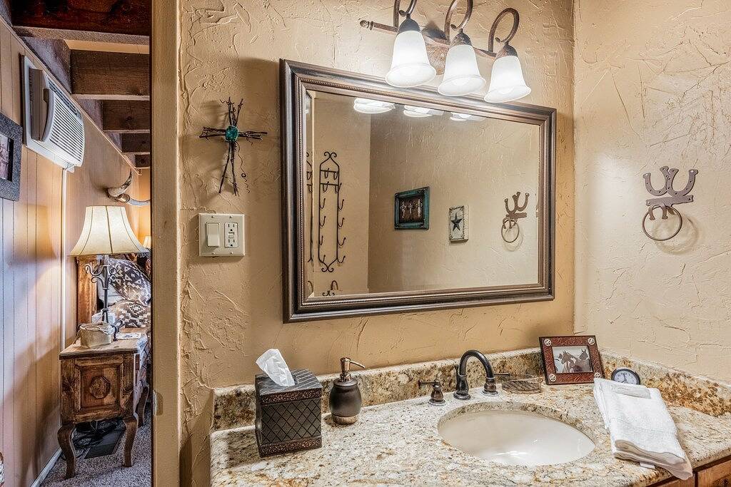 Neeley Mountain House, 2 Schlafzimmer, Schlafmöglichkeiten für 4, Whirlpool, Kaminofen in Alto, Ski Apache