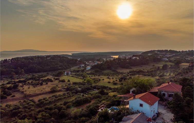 Ferienhaus für 8 Personen, mit Terrasse und Sauna sowie Pool und Garten in Banjol - 2