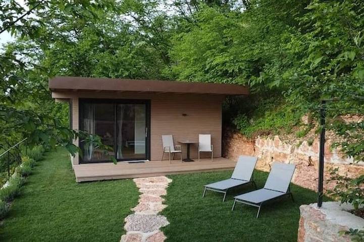 Agricampeggio L’essenza : Casetta nel bosco
Villa Noemi in Brenzone, Prealpi Gardesane