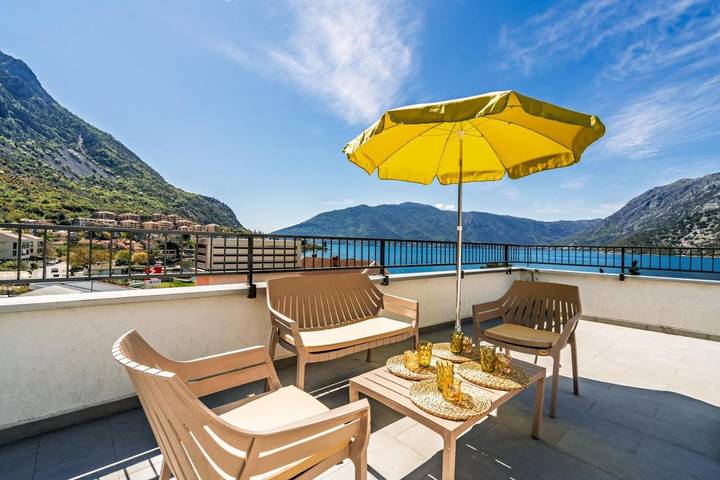 Gîte pour 3 personnes, avec piscine et vue ainsi que balcon et bassin pour enfant, animaux acceptés dans Risan - 3