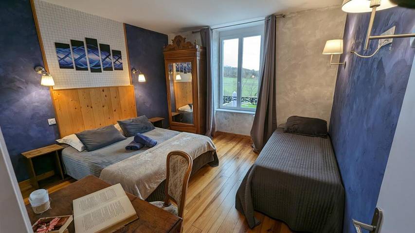 Gîte pour 2 personnes, avec vue ainsi que jardin et piscine, adapté aux familles à Manglieu - 3