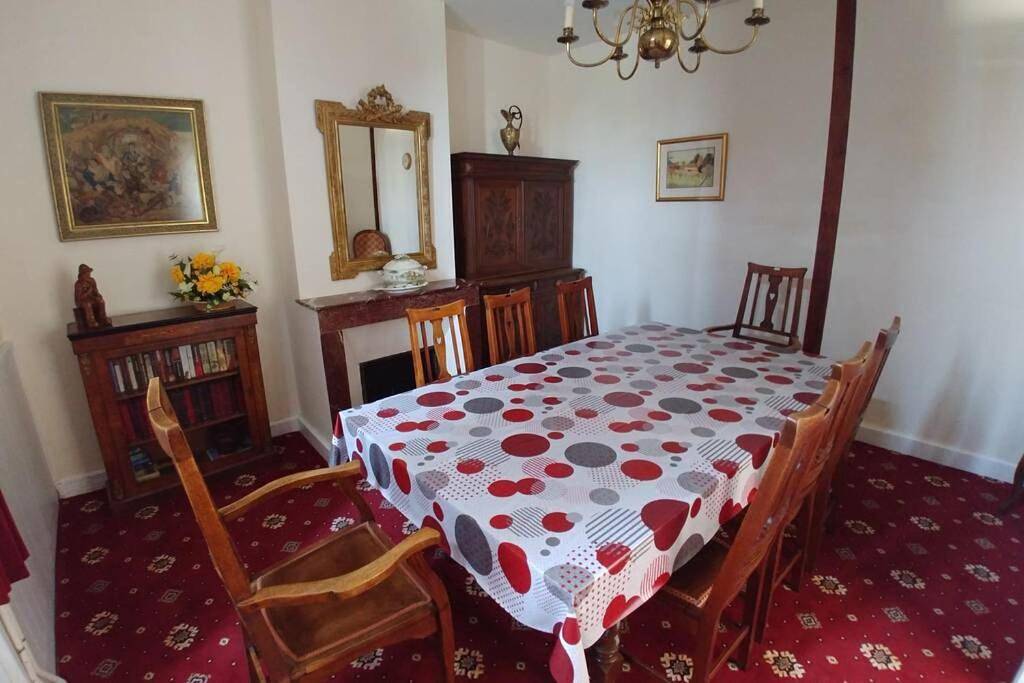5-bedroom house with pool at edge of small village in Laparade, Région de Marmande