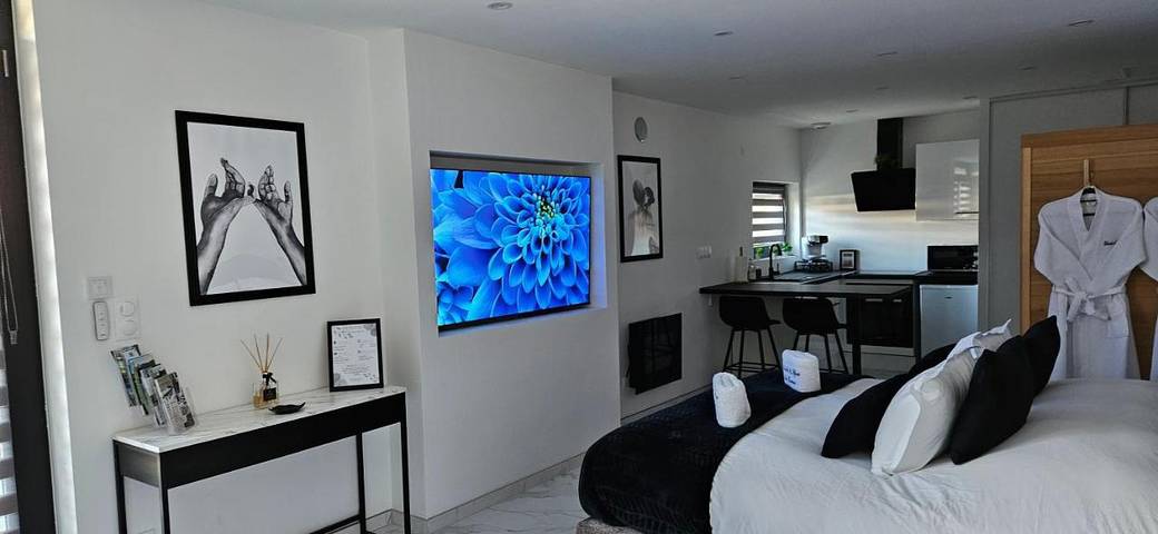 Location de vacances pour 2 personnes, avec jacuzzi ainsi que terrasse et sauna à Ronchamp - 2