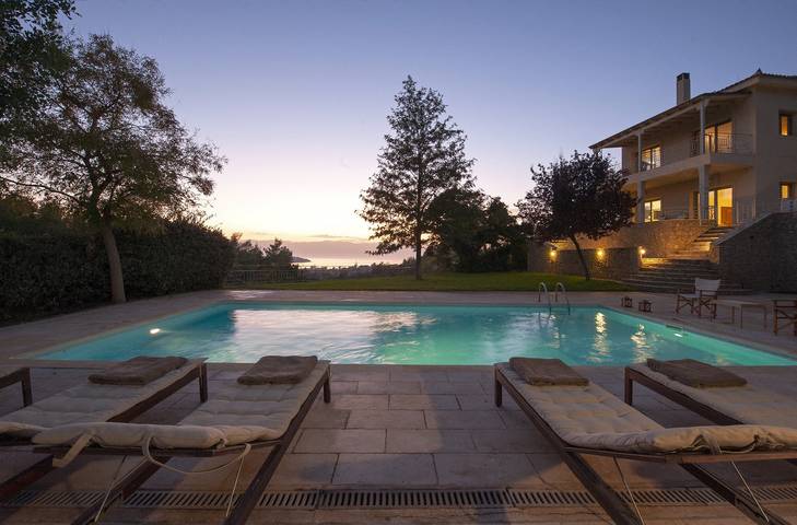 Location de vacances pour 12 personnes, avec Terrasse ainsi que Jardin et Piscine à Porto Heli