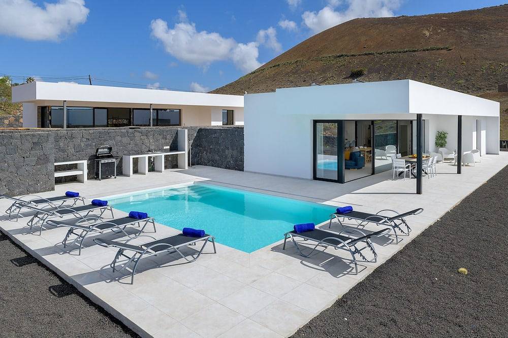 Villa Ainara, pueblo Conil con piscina in Conil, Tías