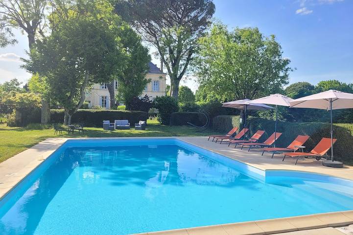 Location de vacances pour 15 personnes, avec Terrasse et Jardin à Épargnes
