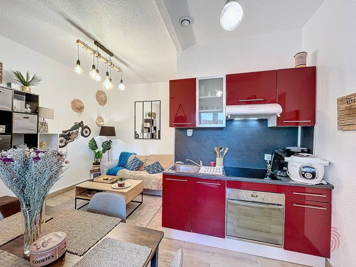 Entire apartment, Cozy Air-Conditioned Apartment, Terrace, Central Location Near Thermal Baths in Lamalou in Lamalou-les-Bains, Béziers region
