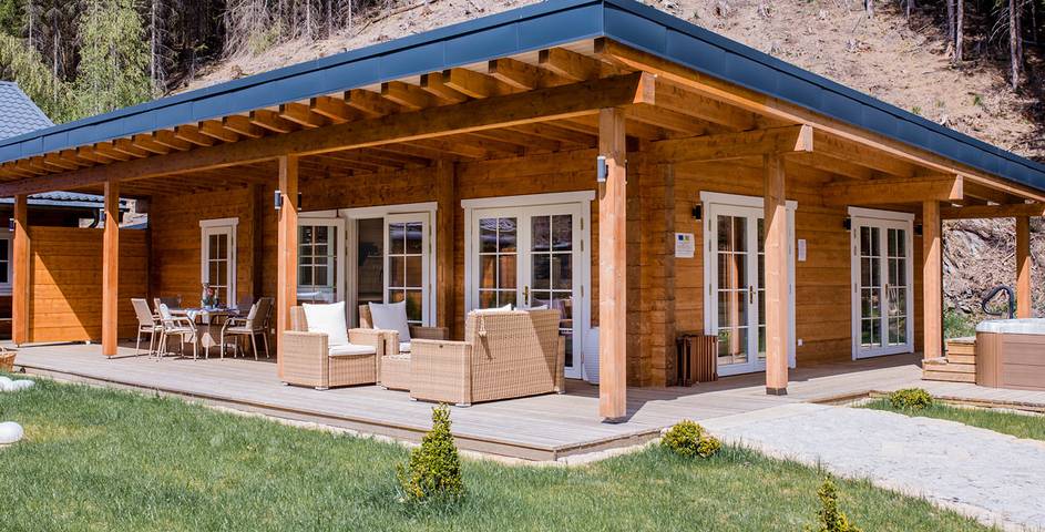 Ferienwohnung für 8 Personen, mit Balkon/Terrasse und Whirlpool sowie Terrasse und Pool